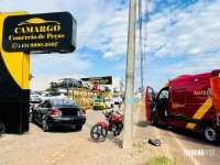 Motociclista fica ferido após acidente com caminhão na marginal da BR-277