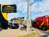 Motociclista fica ferido após acidente com caminhão na marginal da BR-277