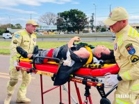 Motociclista fica ferido após acidente com caminhão na marginal da BR-277