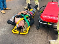 Motociclista fica ferido após acidente com caminhão na marginal da BR-277