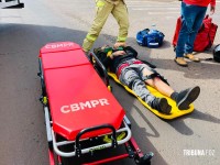 Motociclista fica ferido após acidente com caminhão na marginal da BR-277