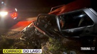 Carro fica destruído após capotamento em Santa Helena Carro fica destruído após capotamento em Santa Helena