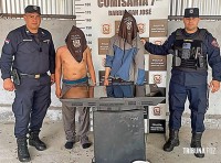 Dois homens com antecedentes criminais são presos após roubarem uma televisão e uma geladeira de uma funerária