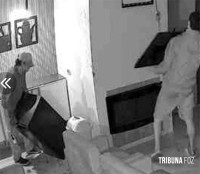 Dois homens com antecedentes criminais são presos após roubarem uma televisão e uma geladeira de uma funerária