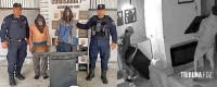 Dois homens com antecedentes criminais são presos após roubarem uma televisão e uma geladeira de uma funerária