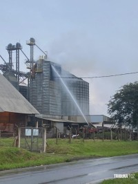 Incêndio que atingiu silo em Santa Terezinha de Itaipu é controlado pelos bombeiros