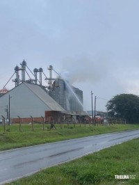 Incêndio que atingiu silo em Santa Terezinha de Itaipu é controlado pelos bombeiros