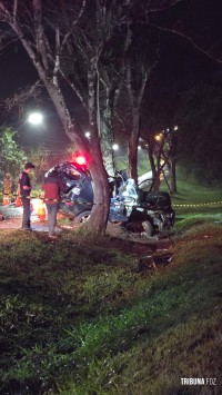 Veículo colide com arvore e deixa seis feridos e dois mortos na Av. Felipe Wandscheer 