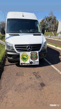 BPFRON e PF apreendem 5.000 pacotes de cigarros contrabandeados do Paraguai em Foz do Iguaçu