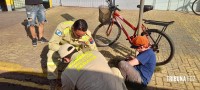 Idosa de 70 anos é socorrida pelo Siate após queda de bicicleta no Porto Meira