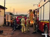 Incêndio em residência mobiliza Corpo de Bombeiros e deixa homem ferido no Lagoa Dourada em Foz do Iguaçu