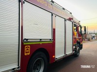 Incêndio em residência mobiliza Corpo de Bombeiros e deixa homem ferido no Lagoa Dourada em Foz do Iguaçu