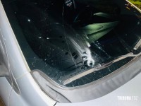 Mendigo agride mulher com pedrada, danifica carros e acaba atropelado na BR-277