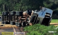 Carreta carregada com milho tomba, invade pista contrária e atinge SUV na curva do Rodeio em Marechal Cândido Rondon