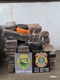 BPFRON e Polícia Federal apreendem 579,9 Kg de maconha em Itaipulândia