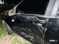Militares da ROCAM localizam carro usado em assaltos e apreende pistola, submetralhadora e touca ninja em Foz do Iguaçu