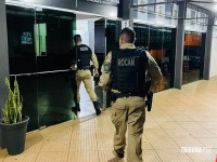 Militares da ROCAM localizam carro usado em assaltos e apreende pistola, submetralhadora e touca ninja em Foz do Iguaçu