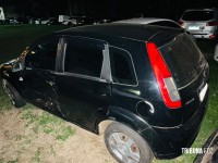 Militares da ROCAM localizam carro usado em assaltos e apreende pistola, submetralhadora e touca ninja em Foz do Iguaçu