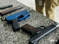 Militares da ROCAM localizam carro usado em assaltos e apreende pistola, submetralhadora e touca ninja em Foz do Iguaçu