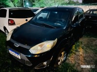Militares da ROCAM localizam carro usado em assaltos e apreende pistola, submetralhadora e touca ninja em Foz do Iguaçu