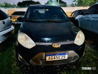 Militares da ROCAM localizam carro usado em assaltos e apreende pistola, submetralhadora e touca ninja em Foz do Iguaçu