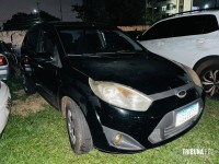 Militares da ROCAM localizam carro usado em assaltos e apreende pistola, submetralhadora e touca ninja em Foz do Iguaçu
