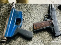 Militares da ROCAM localizam carro usado em assaltos e apreende pistola, submetralhadora e touca ninja em Foz do Iguaçu