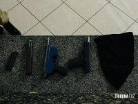 Militares da ROCAM localizam carro usado em assaltos e apreende pistola, submetralhadora e touca ninja em Foz do Iguaçu