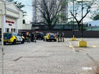 Policial de folga reage a assalto, baleia dois suspeitos e frustra crime na Av. Juscelino Kubistchek em Foz do Iguaçu