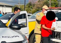 Policial de folga reage a assalto, baleia dois suspeitos e frustra crime na Av. Juscelino Kubistchek em Foz do Iguaçu