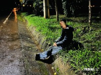 Motociclista é encontrado duas quadras após acidente e pede socorro em Foz do Iguaçu