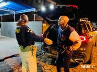Homem é preso pela PRF após ser flagrado dirigindo na contramão da BR-277 em Foz do Iguaçu