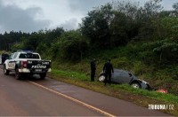 Condutor sai da pista, atropela placa de sinalização e sai ileso na Ruta 12 em Puerto Esperanza, na Argentina