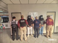 Foragidos da justiça são presos no Paraguai e entregue as autoridades brasileiras na Ponte da Amizade