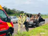 Condutora fica ferida após ser fechada por outro veículo e capotar na Perimetral Leste