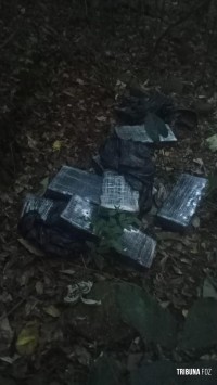 CHOQUE encontra grande quantidade de maconha após incursão a pé na localidade conhecida como "Favela do Monsenhor Guilherme" em Foz do Iguaçu