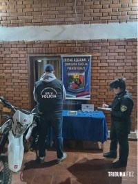 Três motocicletas colidiram em Puerto Iguazú e o acidente revelou que um dos motociclistas era um traficante de drogas que carregava pacotes de maconha