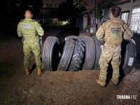 PF e PM apreendem pneus de caminhão de origem paraguaia em depósito clandestino na Vila Portes