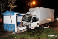 Caminhão perde o controle e colide com ponto de ônibus no Paraguai