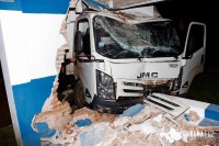 Caminhão perde o controle e colide com ponto de ônibus no Paraguai