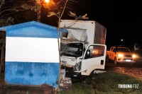 Caminhão perde o controle e colide com ponto de ônibus no Paraguai