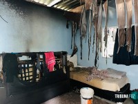 Carregador de celular no sofá teria iniciado incêndio em residência no Parque Ouro Verde em Foz do Iguaçu