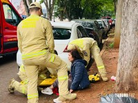 Mulher é atropelada por motocicleta e é socorrida pelo Siate na Vila Portes em Foz do Iguaçu