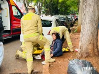 Mulher é atropelada por motocicleta e é socorrida pelo Siate na Vila Portes em Foz do Iguaçu