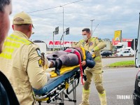 Mulher é atropelada por motocicleta e é socorrida pelo Siate na Vila Portes em Foz do Iguaçu