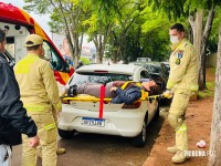 Mulher é atropelada por motocicleta e é socorrida pelo Siate na Vila Portes em Foz do Iguaçu
