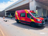 Carro bate em caminhão e colide contra pilar da trincheira em construção defronte ao Wonder Park Foz na Av. das Cataratas