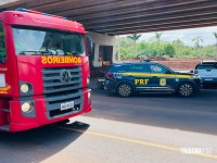 Carro bate em caminhão e colide contra pilar da trincheira em construção defronte ao Wonder Park Foz na Av. das Cataratas
