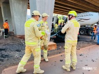 Carro bate em caminhão e colide contra pilar da trincheira em construção defronte ao Wonder Park Foz na Av. das Cataratas