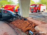 Carro bate em caminhão e colide contra pilar da trincheira em construção defronte ao Wonder Park Foz na Av. das Cataratas